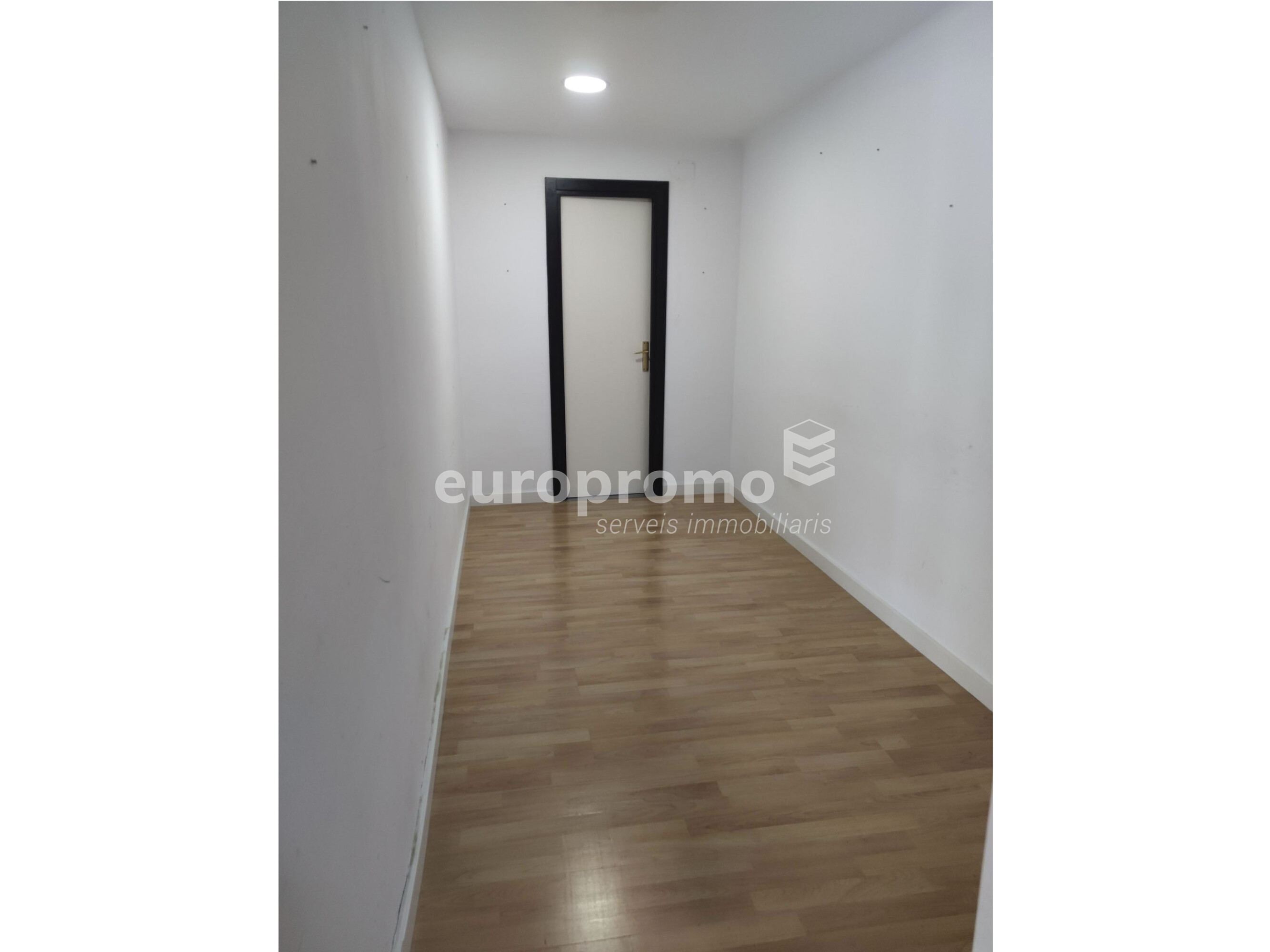 Local esquinero de 76m2 con 14 metros lineales de fachada situado en la zona  en Santa Eugènia